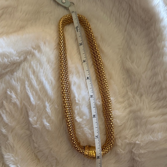 Vintage Avon Gold Plated Mesh Chain Magnetic Front Lock Necklace NEW IN BOX - Picture 6 of 7